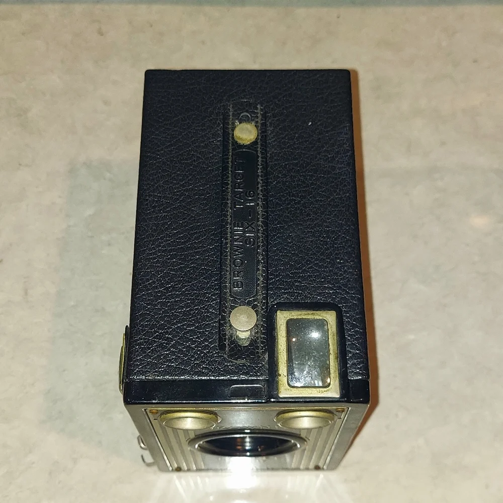 VINTAGE COLLECTIBLE 1940's KODAK BROWNIE TARGET SIX-16 BOX MOVIE BOX CAMERA 616